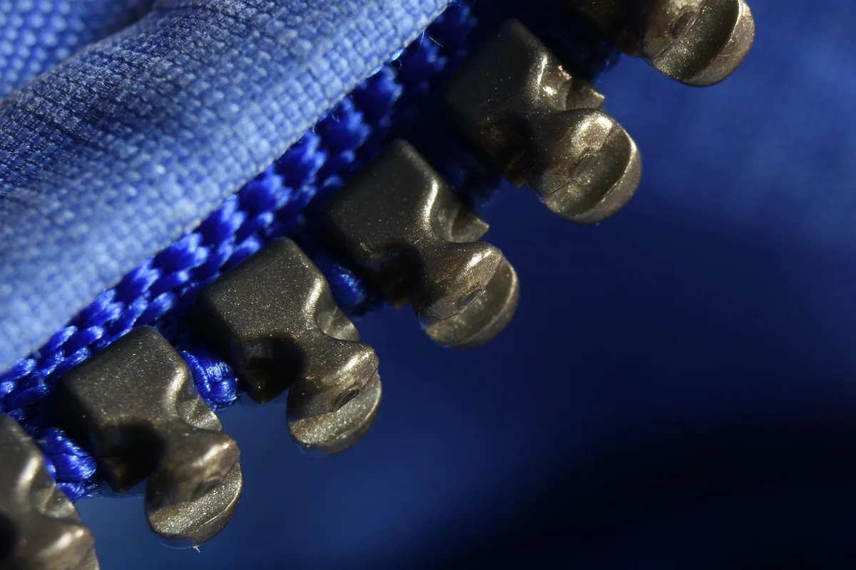 Dettaglio di una cerniera su una giacca blu
